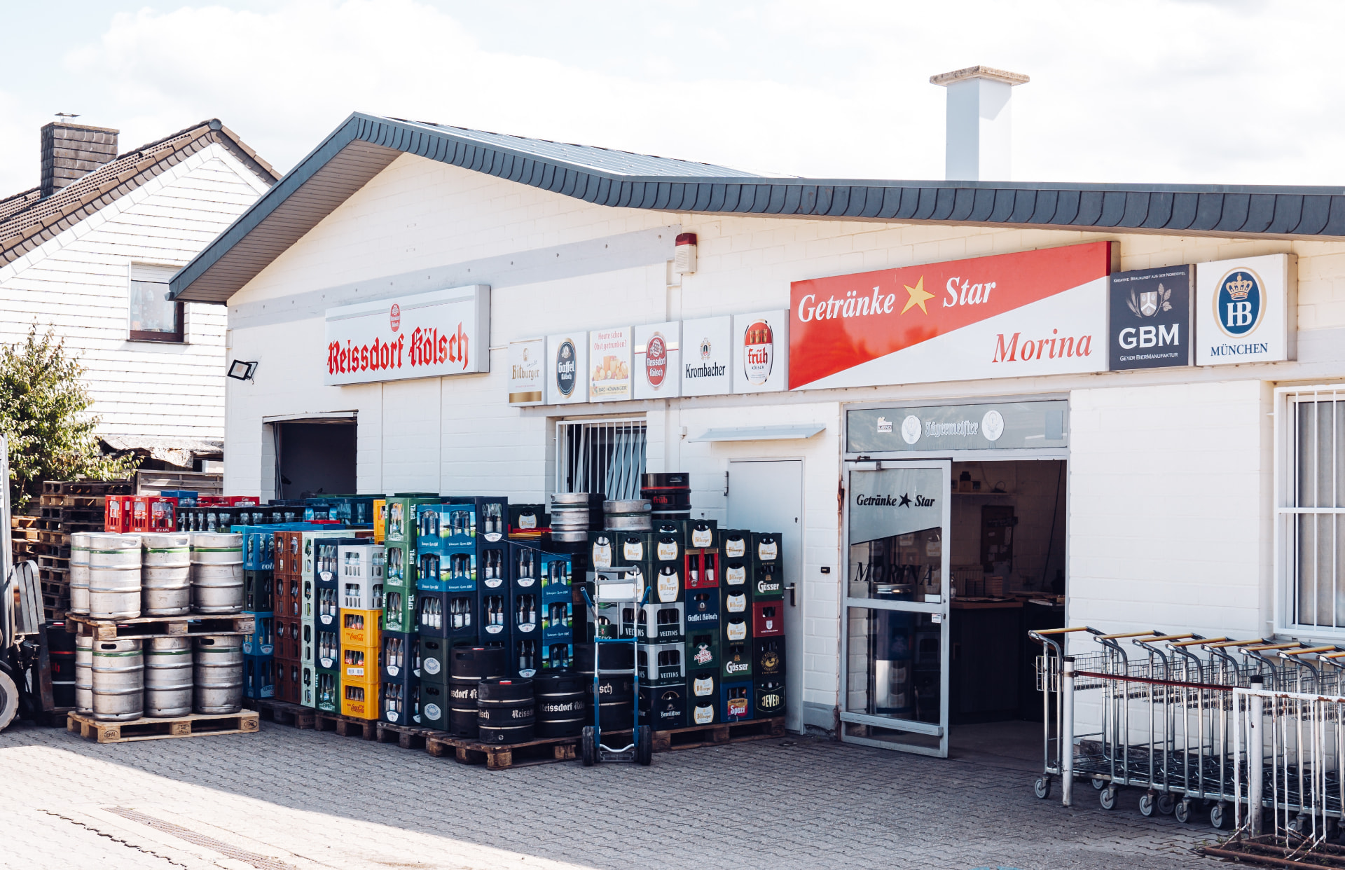 Getränke auf Kommission Düren: Kisten und Fässer vor dem Getränkemarkt in Hürtgenwald